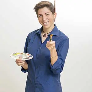 Tutor Monica con la tavolozza e i pennelli