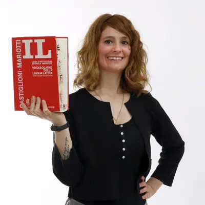 Tutor Sara che mostra il dizionario di latino