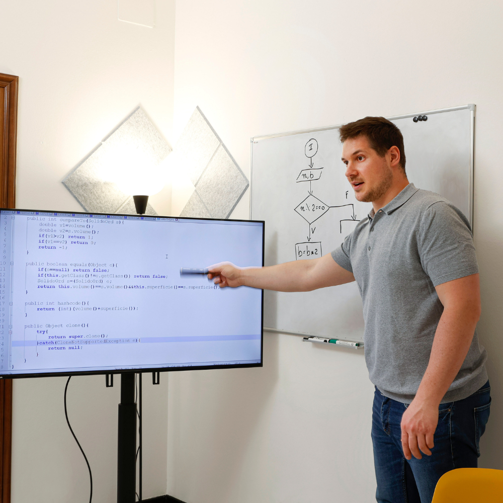Filippo, tutor di informatica, spiega un algoritmo
