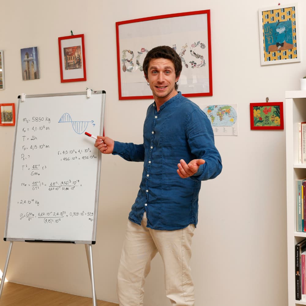 Tutor Nico alla lavagna che fa ripetizioni